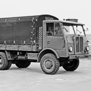 Geschichte Saurer | Saurer 4CM Lastwagen mit Allradantrieb Baujahr 1953 | Schweizer Armee, Abteilung für Militärflugplätze